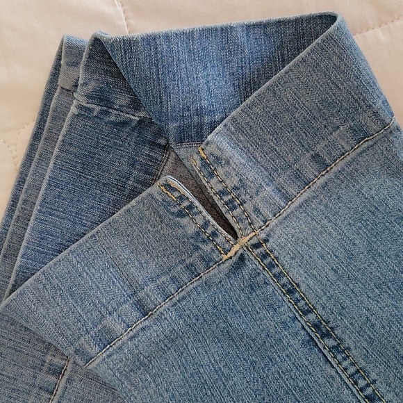 Woman's denim capris - Picture 4 of 6